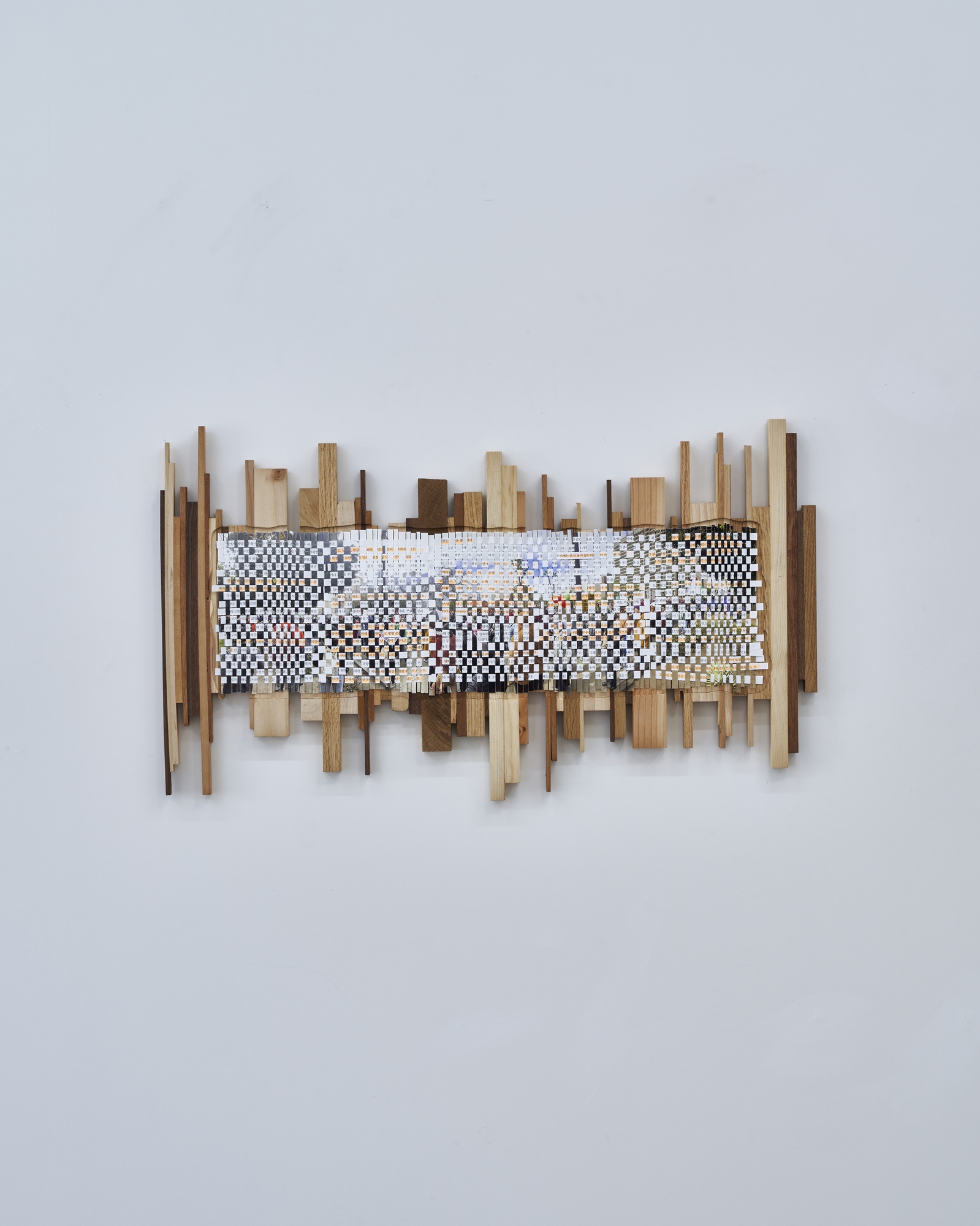 이제는 혼자 울지 않는다, 2026, 사진, 발견된 글, 형광펜, 나무, 47x47x2cm