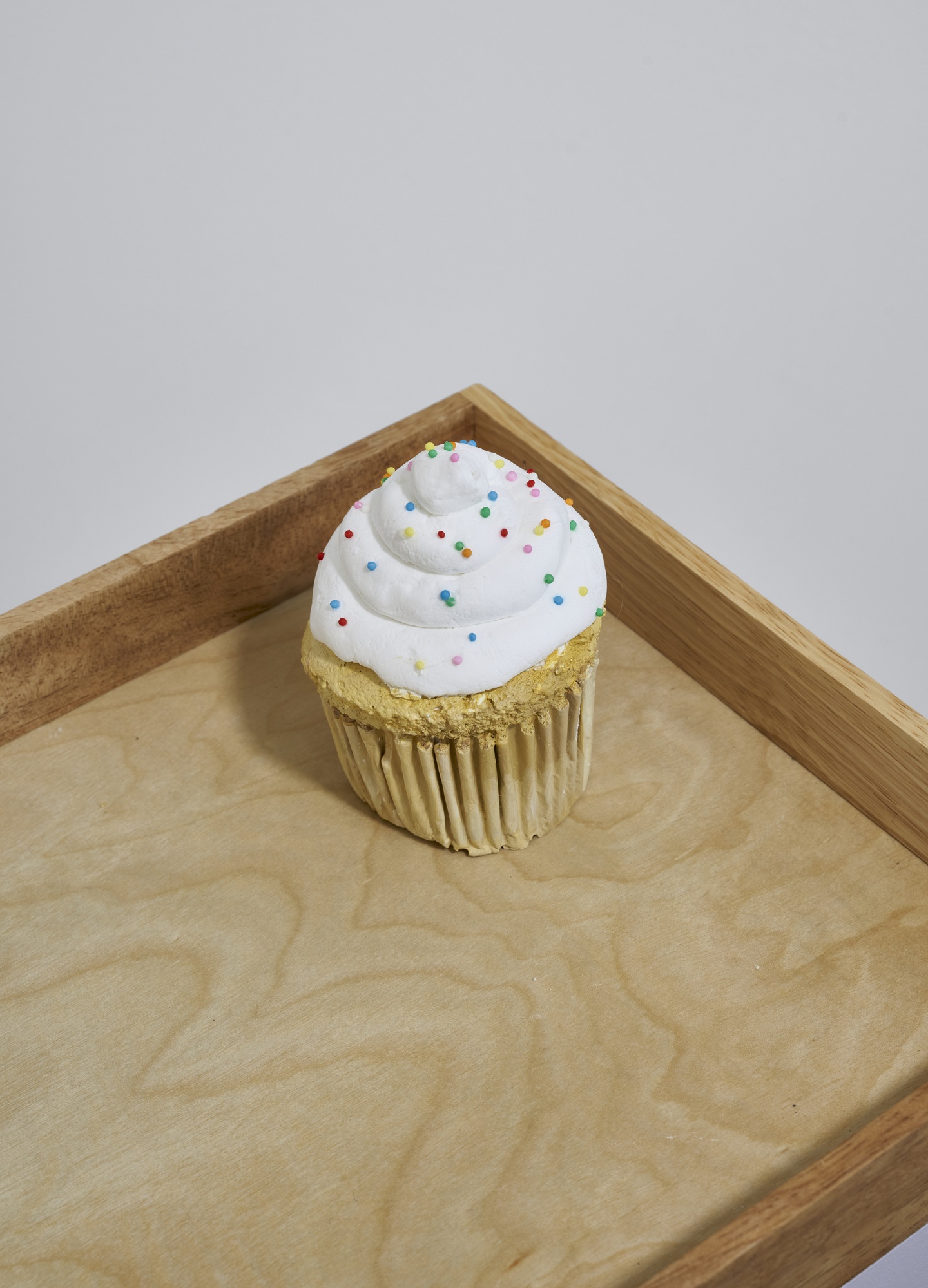 Hani Yikyung Han, Vanilla Warming, 2026, painted plaster, wooden tray, painted wood, 84.5x32x25.5cm